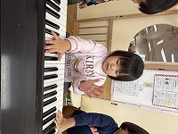 ピアノを弾く子ども