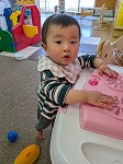 キッチン台で遊ぶ男の子