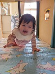 トンネル遊びをする女の子の赤ちゃん