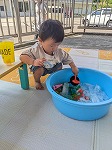 水遊びしている子ども
