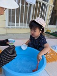 水遊びしている子ども
