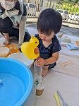 水遊びしている子ども