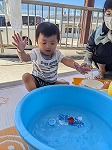 水遊びしている子ども