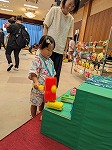 遊びのコーナーで楽しんでいる親子
