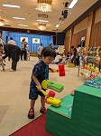 遊びのコーナーで楽しんでいる親子