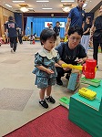遊びのコーナーで楽しんでいる親子