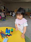 木のおもちゃで遊んでいる子ども達