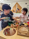 木のおもちゃで遊んでいる子ども達
