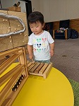 木のおもちゃで遊んでいる子ども達