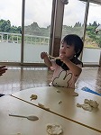 小麦粉粘土を楽しんでいる子ども