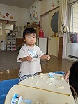 小麦粉粘土を楽しんでいる子ども