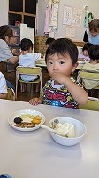 アイスを食べている子ども