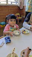 アイスを食べている子ども