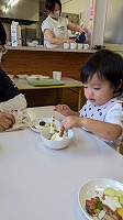 アイスを食べている女の子