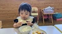アイスを食べている女の子