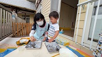 寒天の感触を楽しんでいる子ども