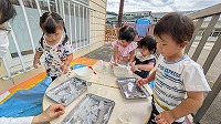 寒天の感触を楽しんでいる子ども