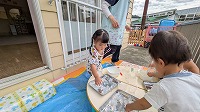 寒天の感触を楽しんでいる子ども