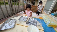 寒天の感触を楽しんでいる子ども