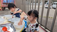 寒天の感触を楽しんでいる子ども