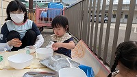 寒天の感触を楽しんでいる子ども