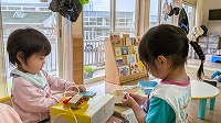 ひまわり組の子どもとお買い物ごっこをしている子ども