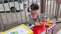 テラスでおままごとをしている子ども
