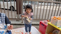 テラスでおままごとをしている子ども