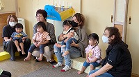 おばあさんとふれあい遊びを楽しんでいる子どもたち