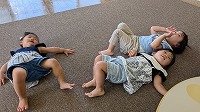 ごろごろする一歳児3人