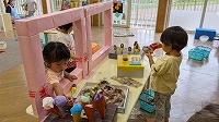 お買い物ごっこをして楽しんでいる子ども