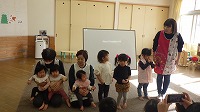 ひなまつり会主役の女の子たちが並んでいる