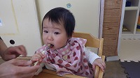 先生に食べさせてもらう子ども