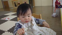 先生に食べさせてもらう子ども