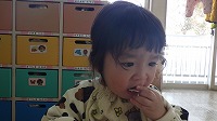 お肉を食べる子ども
