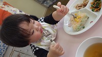 お寿司を食べる子ども