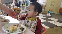 お肉を食べる子ども
