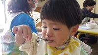 すまし汁を飲む子ども