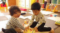 おもちゃで遊んでいる