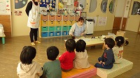 先生の話を聞く子どもたち