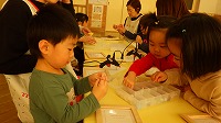 パーツを探す子どもたち