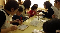 製作する子どもたちと先生たち