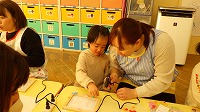 製作する子どもと先生