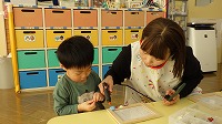 製作する子ども