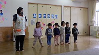 ２歳児クラスパフォーマンスをする前の整列