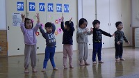 キラキラ星を全員で歌っているところ
