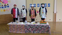 先生たちがパフォーマンスをする前の整列