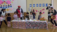 先生たちと合奏を楽しむ卒園児