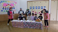 合奏終わりにポーズをする先生たちと卒園児