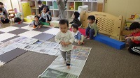 お部屋で遊んでいる